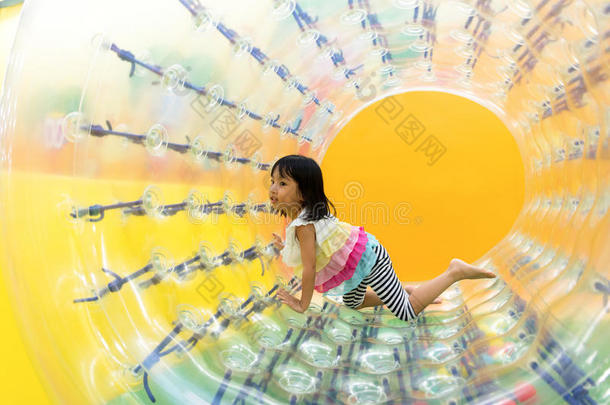 亚洲中国小女孩玩滚轮