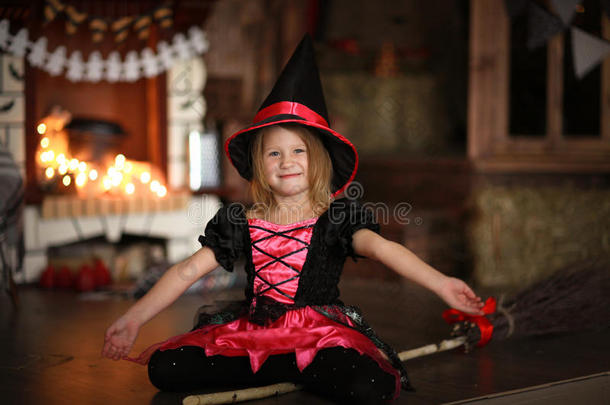 女孩仙女，女巫拿着南瓜扫帚。 万圣节