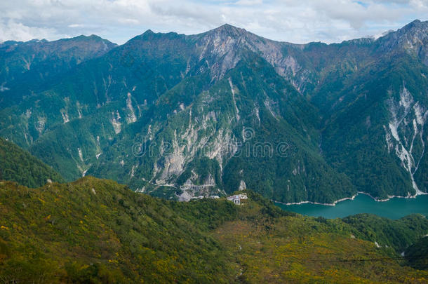 日本阿尔卑斯山Korube大<strong>坝上</strong>的高山湖