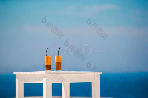 弗雷普，海滩上的冰咖啡。 夏天的冰咖啡，冰咖啡，冰沙或拿铁在一个高玻璃<strong>背景</strong>的<strong>大海</strong>