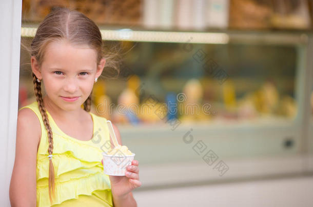 可爱的小女孩在夏天户外吃<strong>冰淇淋</strong>。 可爱的孩子在罗马的Gelateria附近享受真正的意大利<strong>冰淇淋</strong>