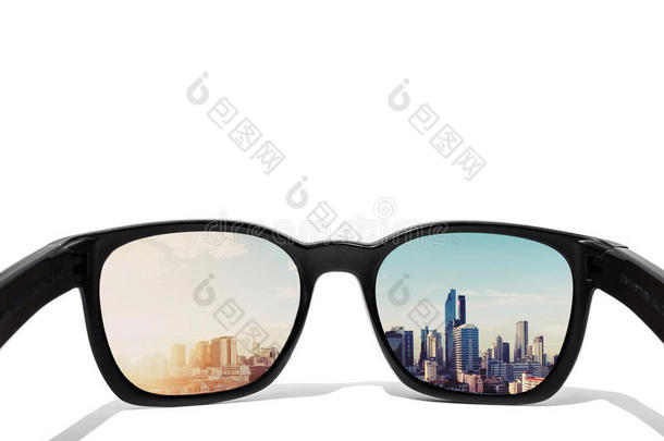 眼镜看着城市的风景，专注于眼镜镜头