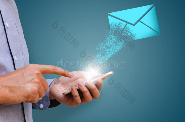 商人使用手机为客户发送电子邮件