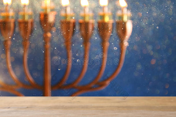 犹太节日光明节背景前的空桌