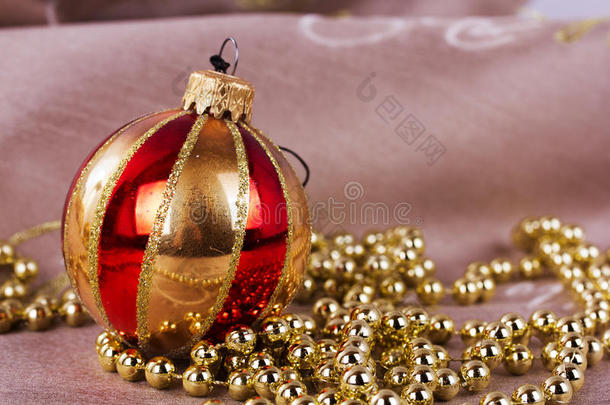 节日黄金圣诞装饰品在织物背景