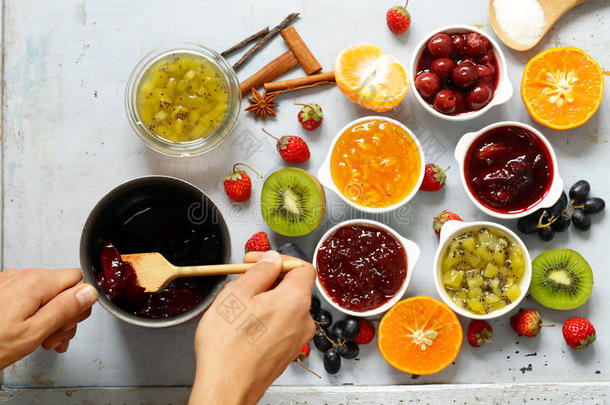 各种浆果和水果果酱。 自制罐头。