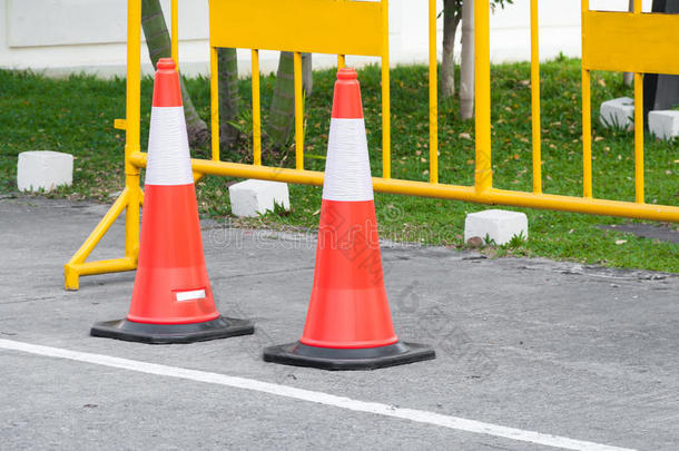 在停车场设置交通警示锥，以分隔道路