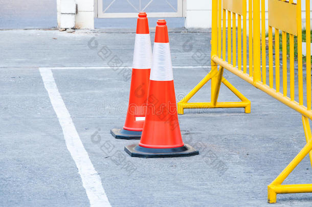 在停车场设置交通警示锥，以分隔道路