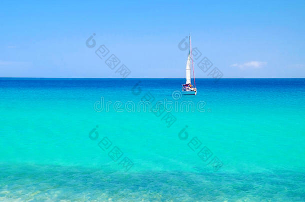 蓝色的大海和白色的帆船。