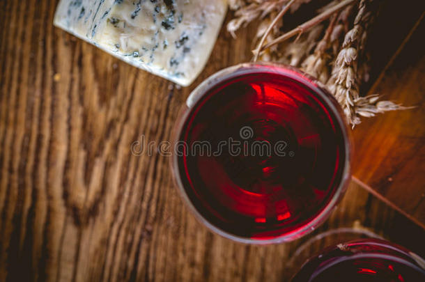 木制桌子上的一杯红酒