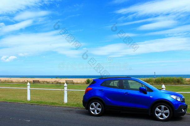 蓝色汽车在沿海公路夏景肯特英国