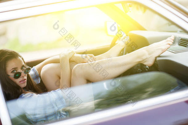 女孩白天坐在车里，照片很好