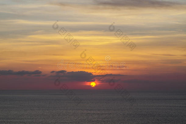 美丽的风景与日落在海上，风景背景。