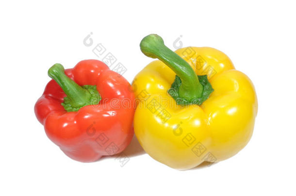 特写两个青茎的<strong>甜椒</strong>，一个红色和一个<strong>黄色</strong>在白色上分离