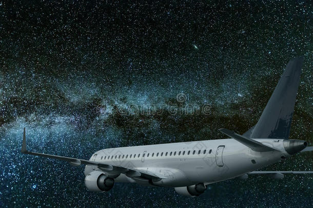 飞机在晚上飞行。 银河系