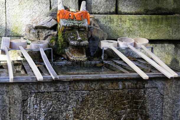 楚祖亚净化喷泉钢包。 传统的日本神道洗脸盆，用于<strong>祭拜</strong>者的仪式清洗