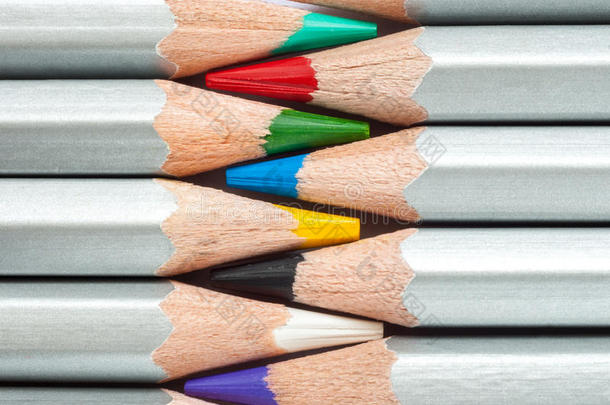 有凝聚力的彩色铅笔。 削尖的彩色铅笔。 一叠彩色铅笔。 准备好画画了。