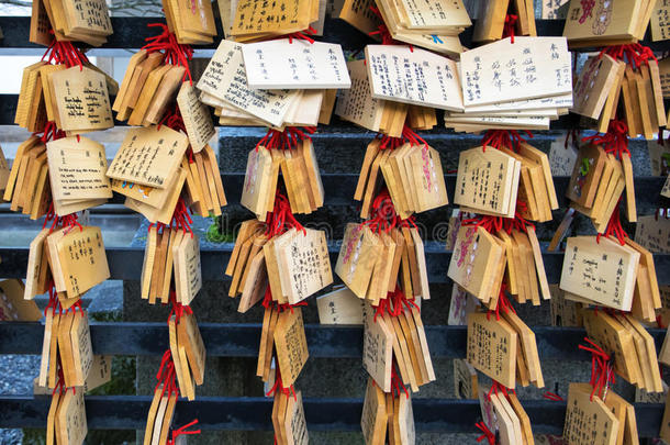 艾玛斑块。 日本人把他们的愿望，如幸福写在木碑上，挂在寺庙内的看台上