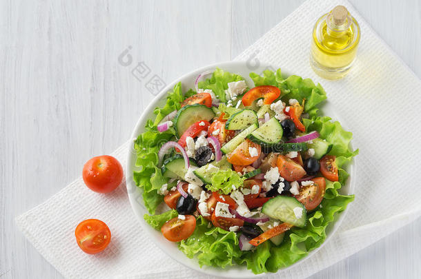 新鲜蔬菜希腊沙拉与油瓶，顶部视图