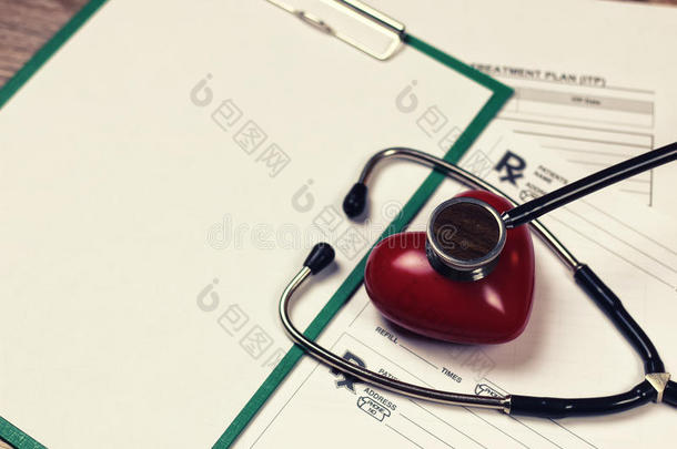 背景空白的心脏的心脏病学家心脏病学