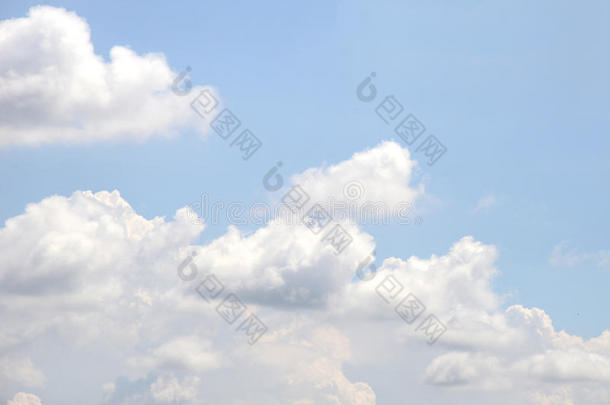 蓝天云背景。 天空上柔软的白云