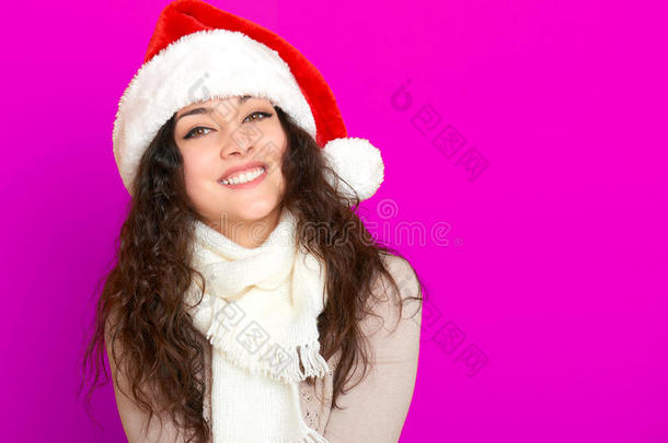 女孩在圣诞帽肖像粉红色背景，圣诞节假期概念，快乐和情感