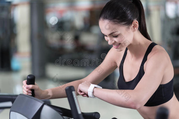 活跃的<strong>女人</strong>在健身房看智能<strong>手表</strong>