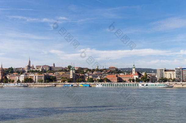 多瑙河-全景。 匈牙利布达佩斯的多瑙河。 布达佩斯多瑙河的景色。 布达佩斯多瑙河堤防