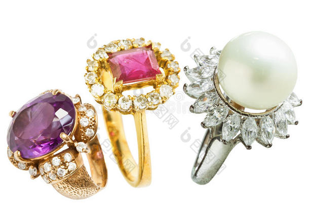 钻石戒指和珍珠戒指