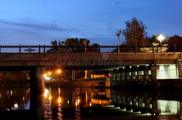 在傍晚的城市里，在河里有倒影的桥