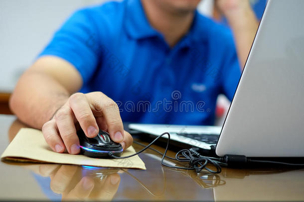 在鼠标工作人放在鼠标工作的电脑上。