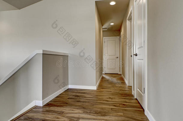 空走廊与硬木地板，米色墙壁和楼梯