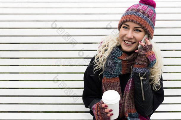 穿冬天衣服的女孩喝咖啡