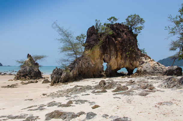 泰国的美丽自然。 <strong>詹姆斯</strong>邦德岛在普吉岛附近的水中反射