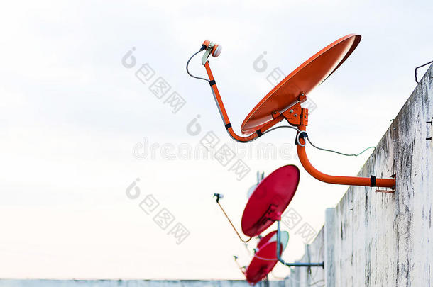 安装在屋顶上的卫星天线，连接电视以允许观看物品。