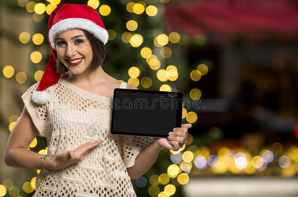 圣诞妇女肖像拿着平板电脑。 微笑快乐的女孩<strong>结束了</strong>