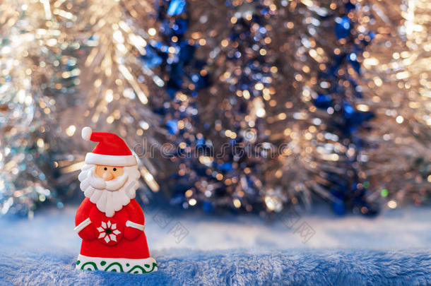 雕像玩具圣诞老人在圣诞节彩色波基背景。