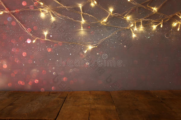 圣诞温暖的金色花环灯前的空桌子