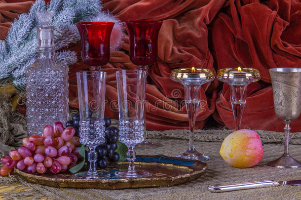 一张带眼镜、银和圣诞装饰品的豪华桌子