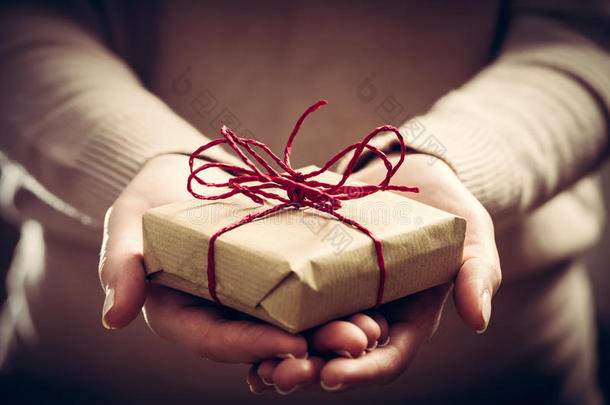 送礼物，用纸包裹的手工礼物