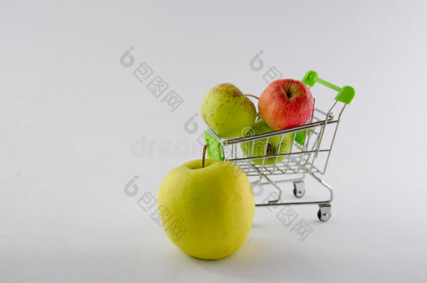 购物车里的新鲜苹果。 水果照片。 健康产品。
