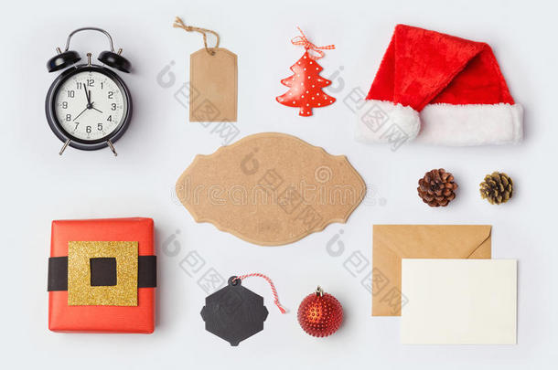 圣诞装饰品和<strong>实物</strong>模拟模板设计。 圣诞老人帽子，贺卡和闹钟。 从上面看。
