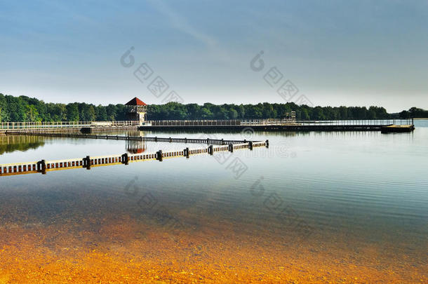 明矾湖“KamencoveJeZero”在Chomutov市，在夏<strong>季</strong>旅<strong>游季</strong>节结束时有木制码头