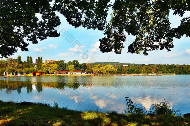 明矾湖“KamencoveJeZero”与木制码头和Chomutov城市的背景在夏季旅游季节结束