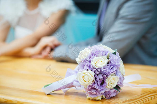 新婚花束在新婚夫妇的背景上