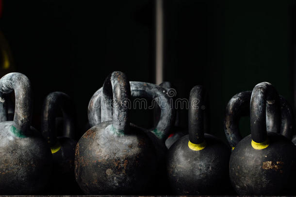 哑铃用于健身房的体重训练。 黑色水壶。 24公斤。