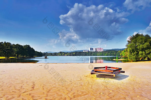 在捷克夏<strong>季旅游季</strong>节结束时，在Chomutov的明矾湖滩上的空旋转木马