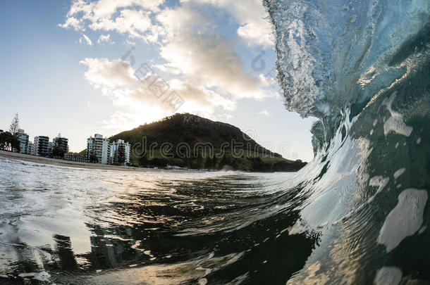 积极的海滩断路器目的地假日