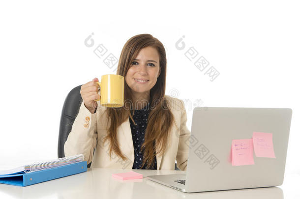 公司肖像年轻有吸引力的女商人在<strong>办公椅</strong>上工作在笔记本电脑桌上