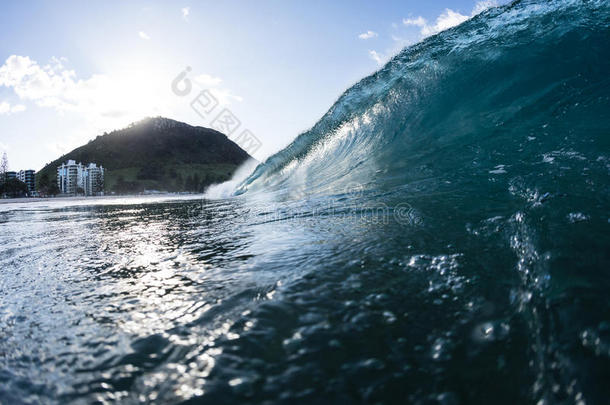 积极的海滩断路器目的地假日